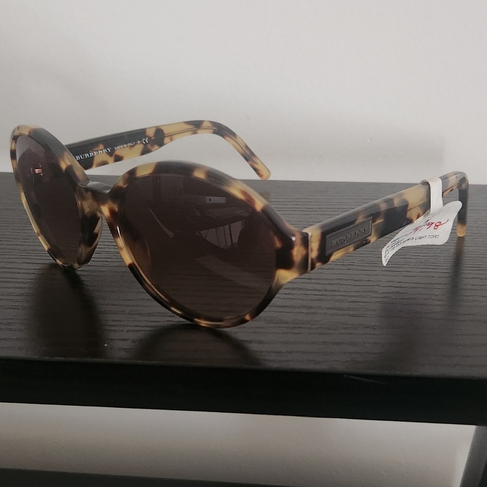 Burberry Tortoise Shell Sunglasses For Wmns Brand New / NO CASE